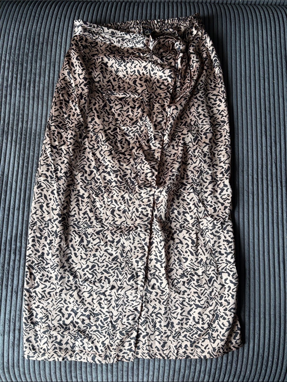 Women’s Gold and Black Printed Tie-Waist Skirt